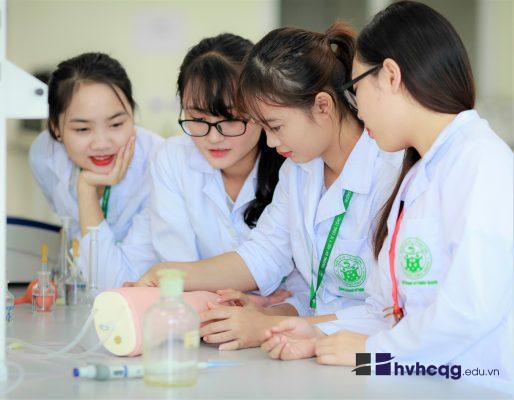 Ưu điểm và hạn chế khi miễn học phí cho ngành Y