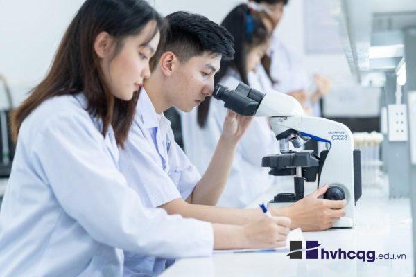 Những khó khăn và thử thách của sinh viên ngành Y Những khó khăn và thử thách của sinh viên ngành Y